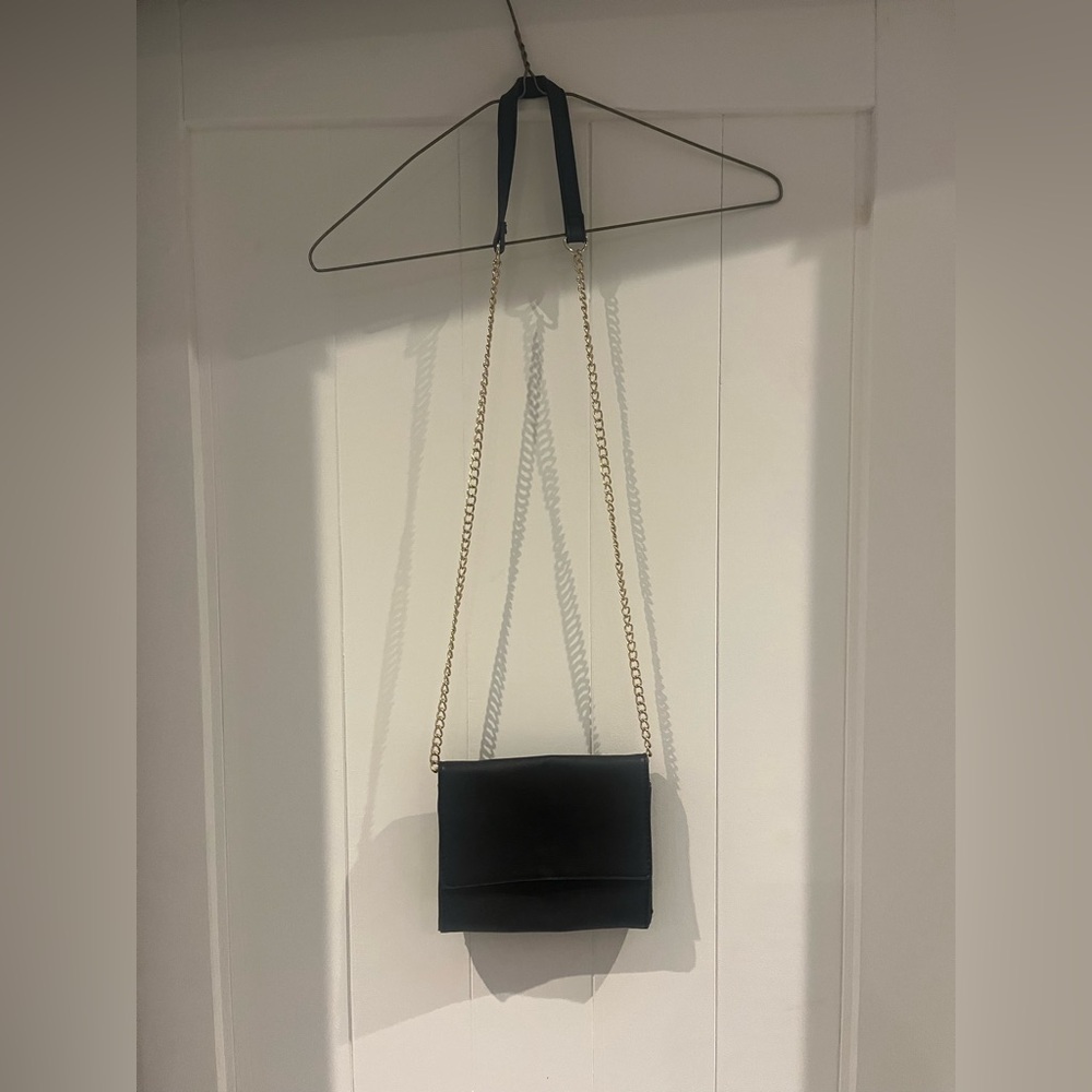 Indigo shoulder purse with chain